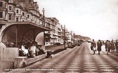The-parade-at-Eversfield-Place-with-Bottle-Alley-underneath.-1950.